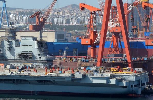 國際貨運(yùn)在全球化時(shí)代發(fā)揮著重要作用，其發(fā)展面臨諸多挑戰(zhàn)與機(jī)遇