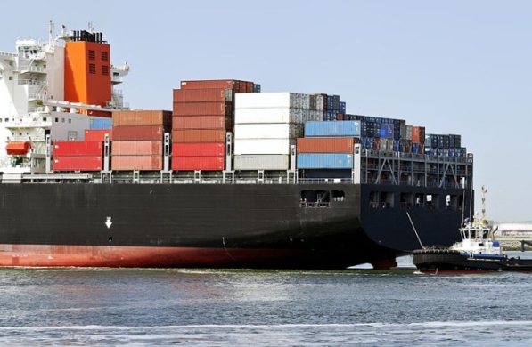 貨代公司是貨物運輸?shù)闹虚g商，扮演著連接生產(chǎn)商和消費者之間的橋梁