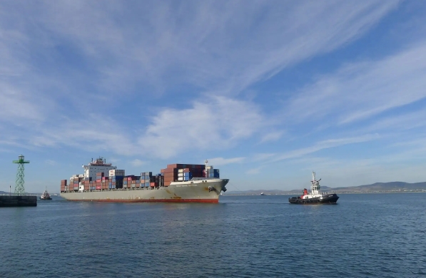 國際物流是企業(yè)全球化戰(zhàn)略的重要組成部分，對于企業(yè)的發(fā)展至關重要