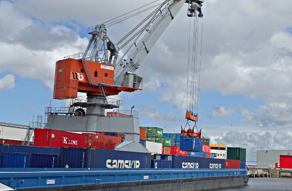 隨著貿(mào)易模式的不斷創(chuàng)新，國際貨代行業(yè)正迎來前所未有的變革