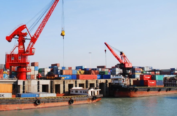 美國作為全球大的經(jīng)濟(jì)體之一，其海運(yùn)業(yè)已成為連接世界的橋梁