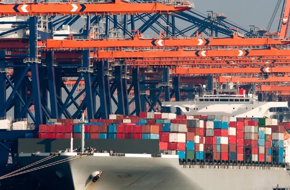 隨著全球化的深入發(fā)展，國際物流將繼續(xù)促進(jìn)經(jīng)濟(jì)繁榮