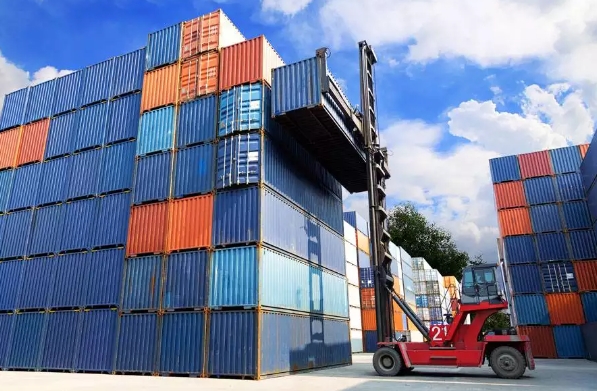 海運物流作為國際貿(mào)易的血脈，正經(jīng)歷著前所未有的變革與挑戰(zhàn)