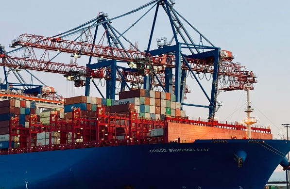 國際物流作為全球化的重要驅(qū)動力，其發(fā)展既面臨挑戰(zhàn)也充滿機遇